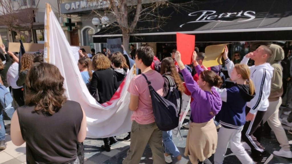 Πολυπληθής μαθητική συγκέντρωση στην Κόρινθο – Τιμούν τους νεκρούς των Τεμπών (pics&vids)
