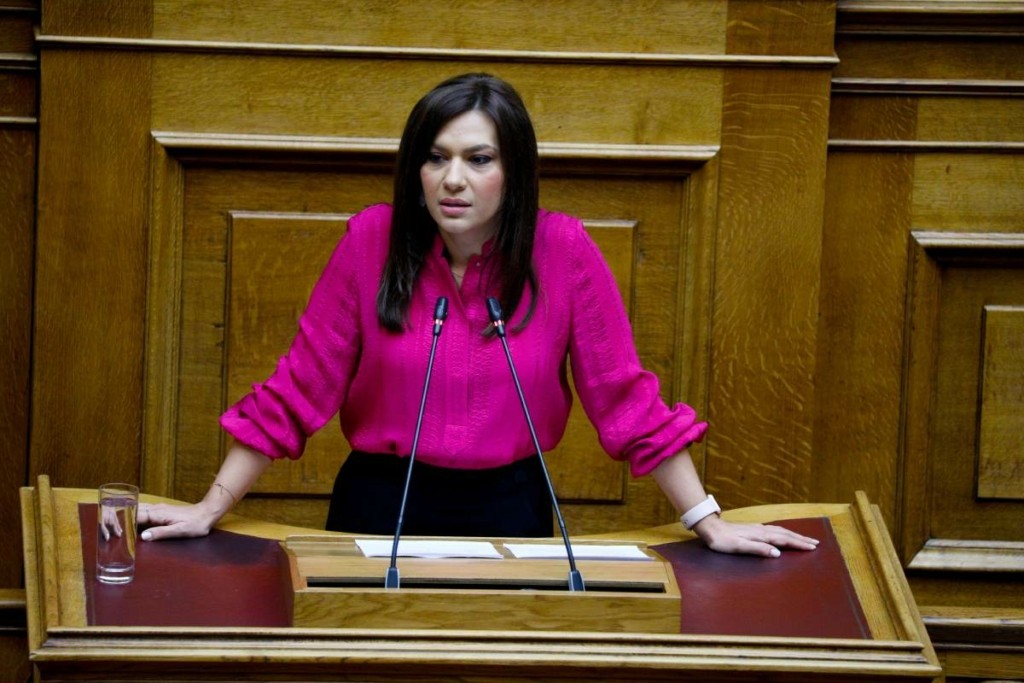 Πυρ και μανία η βουλευτής της ΝΔ Στέλλα Μπίζιου – “Επιχειρούν να με συνδέσουν με τον σταθμάρχη”