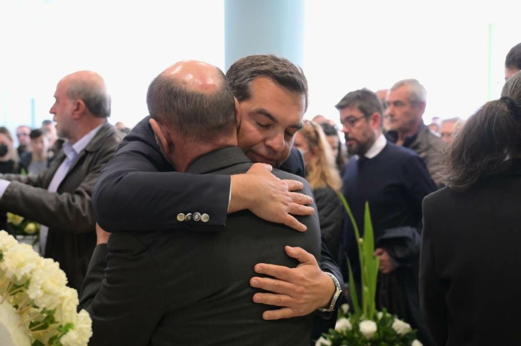 Ο Τσίπρας στην Καρδίτσα για την πολιτική κηδεία του Βάιου Βλάχου που “χάθηκε” στα Τέμπη (pics)