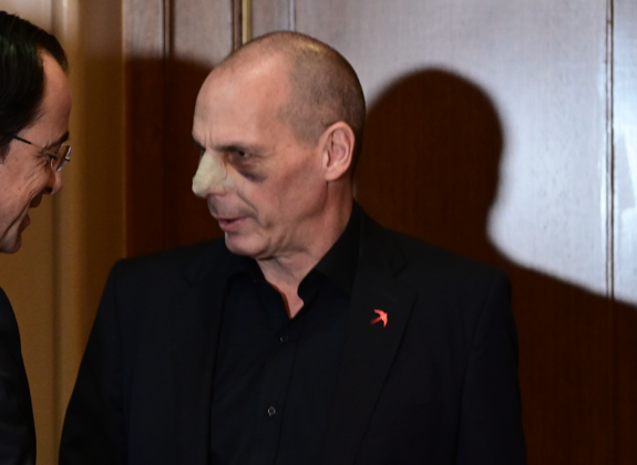 Μια ακόμη προσαγωγή για την επίθεση στον Βαρουφάκη – Τον βρήκαν στην πορεία της Αθήνας