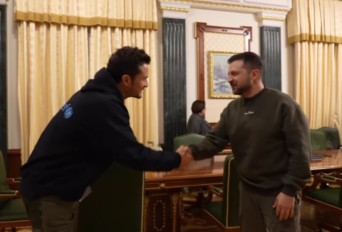 Στην Ουκρανία ο Ορλάντο Μπλουμ – Επισκέφθηκε κέντρο για παιδιά και τον Ζελένσκι  (pics&vid)