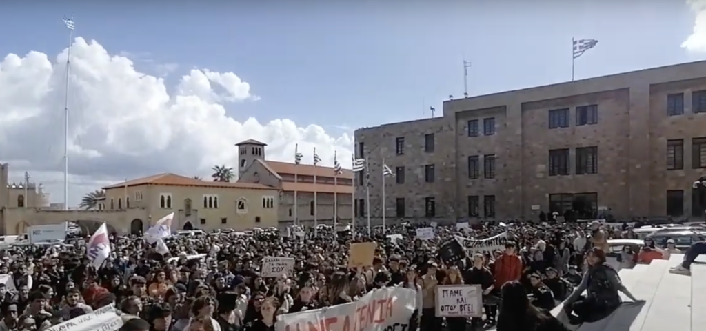 Μεγάλη συγκέντρωση διαμαρτυρίας για το δυστύχημα στα Τέμπη και στη Ρόδο