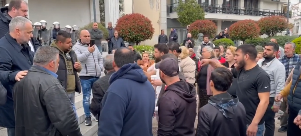 Συγκέντρωση διαμαρτυρίας στο Δροσερού μπροστά στο δημαρχείο
