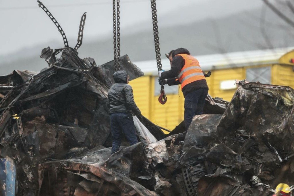 Στους 57 οι νεκροί, λέει ιατροδικαστής στη Λάρισα – Περίπου 400 οι επιβάτες του μοιραίου τρένου