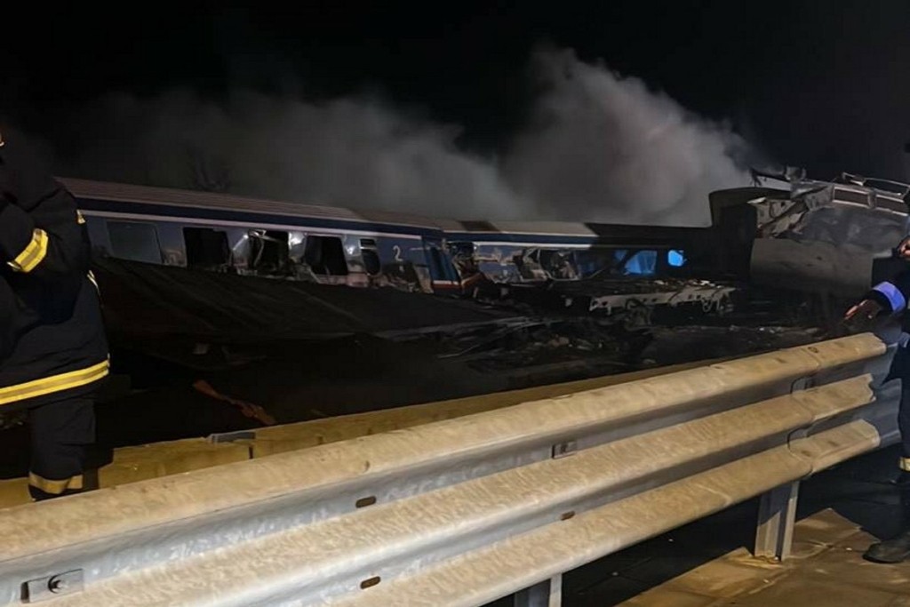 Σύγκρουση δύο αμαξοστοιχιών στα Τέμπη – Αναφορές για νεκρούς – Πληροφορίες για 50 τραυματίες