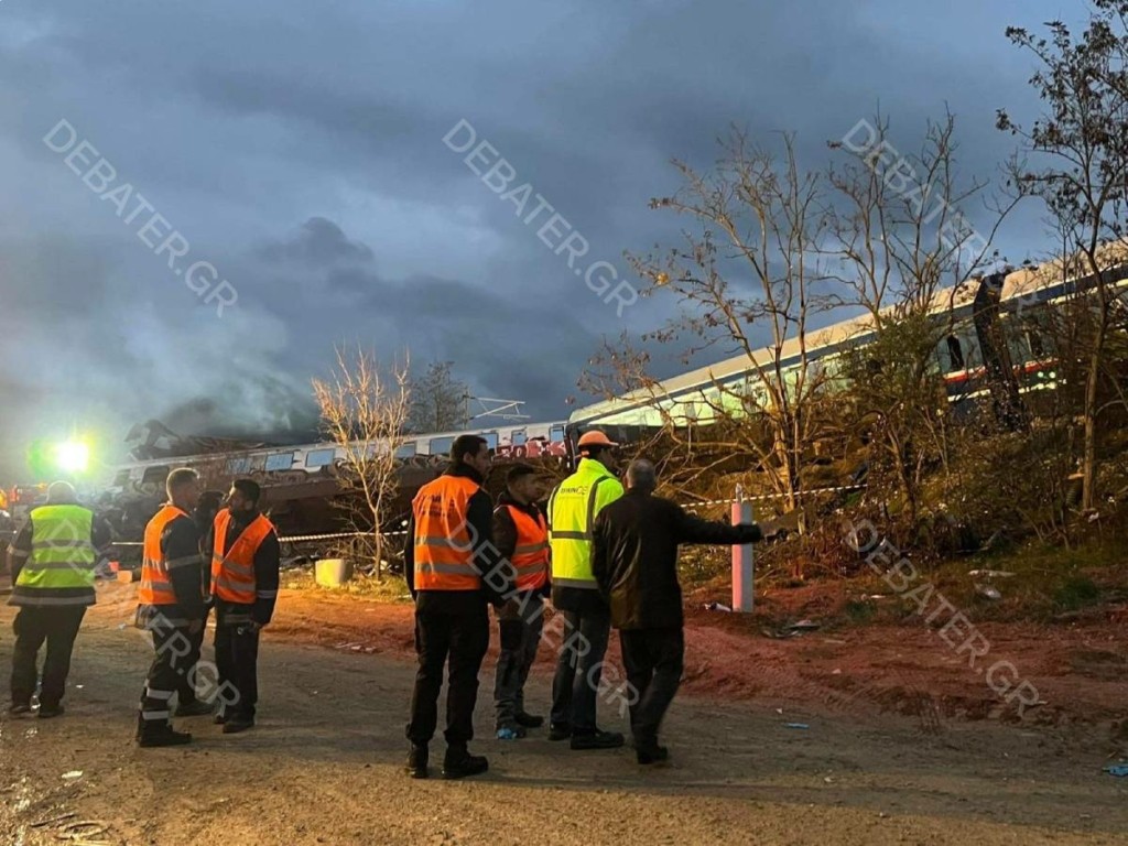 Αυξάνονται οι νεκροί από τη μετωπική σύγκρουση τρένων στα Τέμπη – Ψάχνουν πόντο-πόντο τα πολτοποιημένα βαγόνια