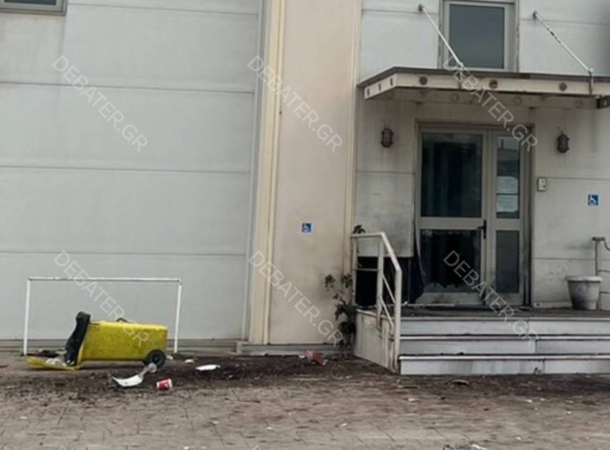 Έκρηξη εμπρηστικού μηχανισμού στο Ειρηνοδικείο και το ΑΤ Κορωπίου (pics)