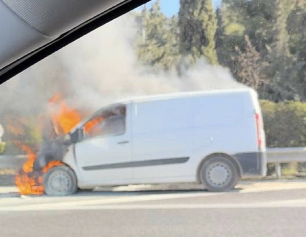 Φωτιά σε αυτοκίνητο έφερε κυκλοφοριακό χάος στην Αττική Οδό (vid)