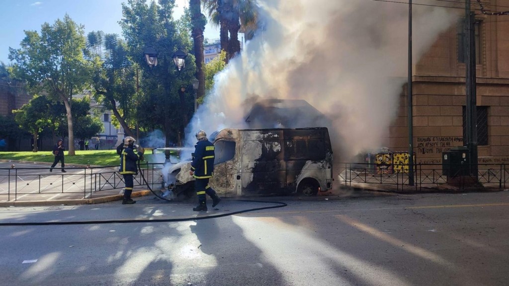 Χαμός στην πορεία στο κέντρο της Αθήνας – Άγνωστοι έβαλαν φωτιά σε βαν στην οδό Σταδίου (pics&vid)