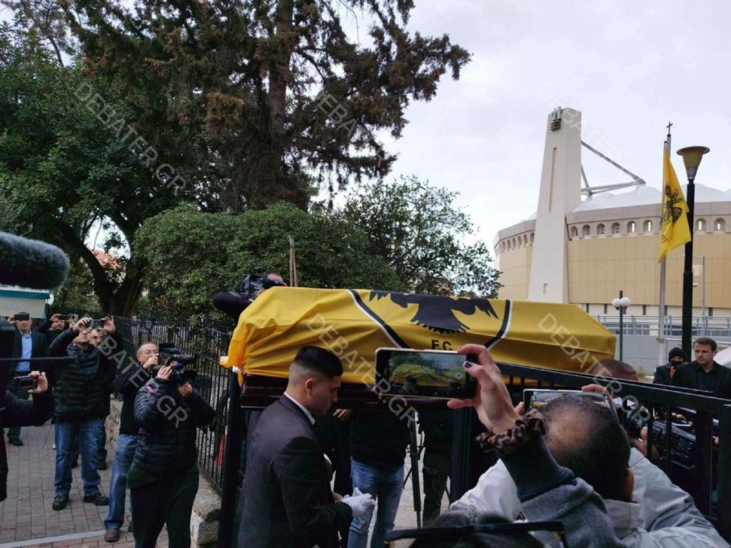 Σε λαϊκό προσκύνημα η σορός του Μίμη Παπαϊωάννου – Με τη σημαία της ΑΕΚ το φέρετρο (pics&vid)