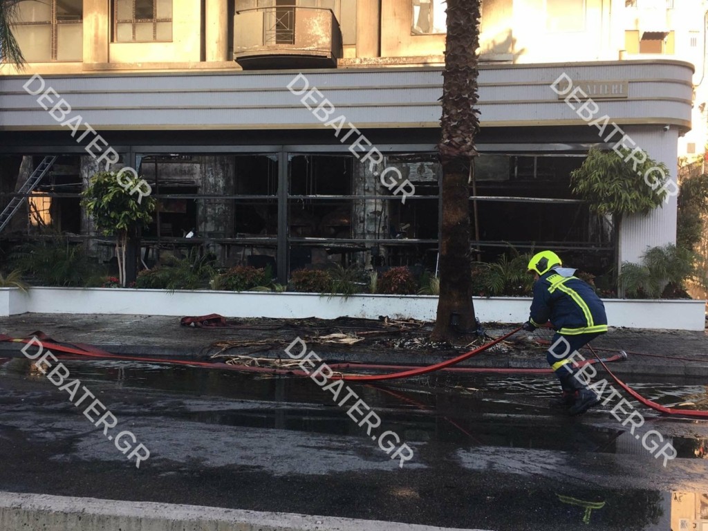 Στάχτη το εστιατόριο που έπιασε φωτιά στη Νέα Σμύρνη – Υπάλληλος κάνει λόγο για εμπρησμό (pics)