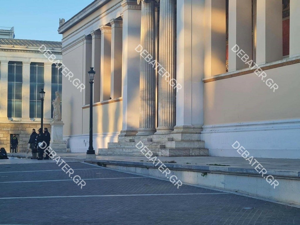 Εκκένωση της κατάληψης στην Πρυτανεία του ΕΚΠΑ – Τουλάχιστον 9 προσαγωγές