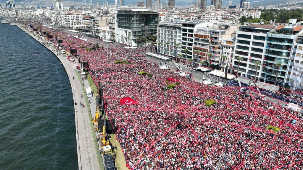 Λαοθάλασσα σε συγκέντρωση του Κιλιτσντάρογλου – Τι δείχνουν δημοσκοπήσεις για τις τουρκικές εκλογές