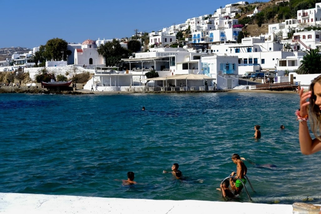 Μύκονος: Νέες συλλήψεις για παράνομες οικοδομικές εργασίες – Έχτιζαν ακόμη και σε αρχαιολογική περιοχή