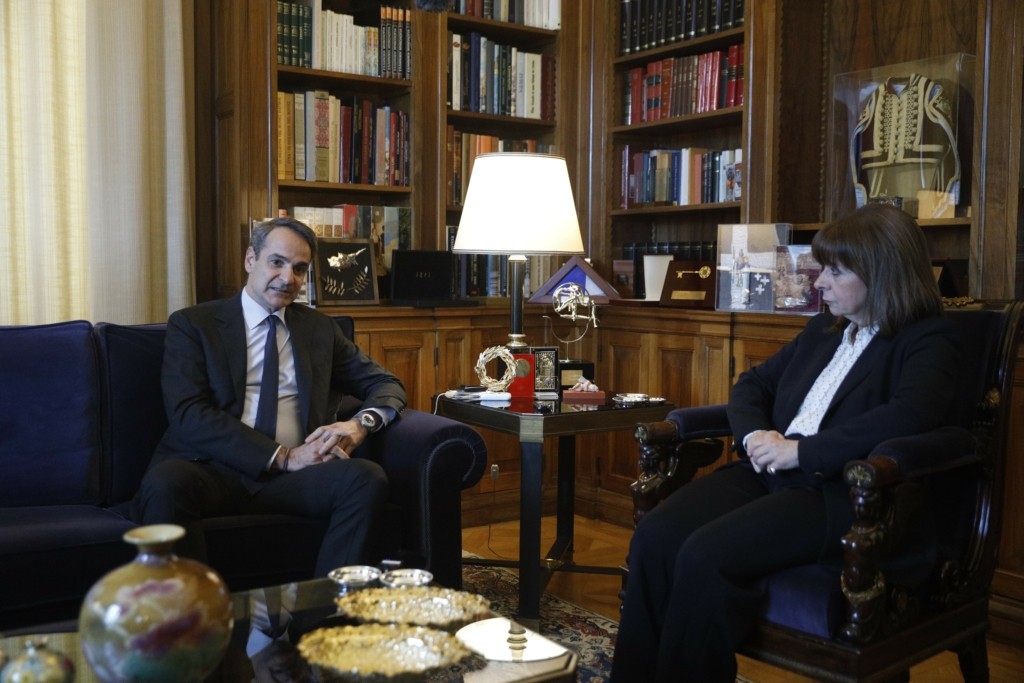 Στις 11:00 ο Μητσοτάκης θα ζητήσει τη διάλυση της Βουλής από την Σακελλαροπούλου