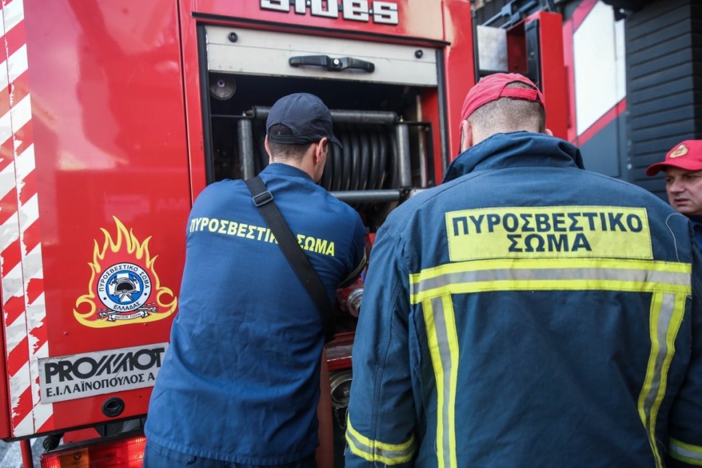 “Μπούκαραν” σε καφετέρια στην Κοζάνη και έβαλαν φωτιά – Σοβαρές υλικές ζημιές