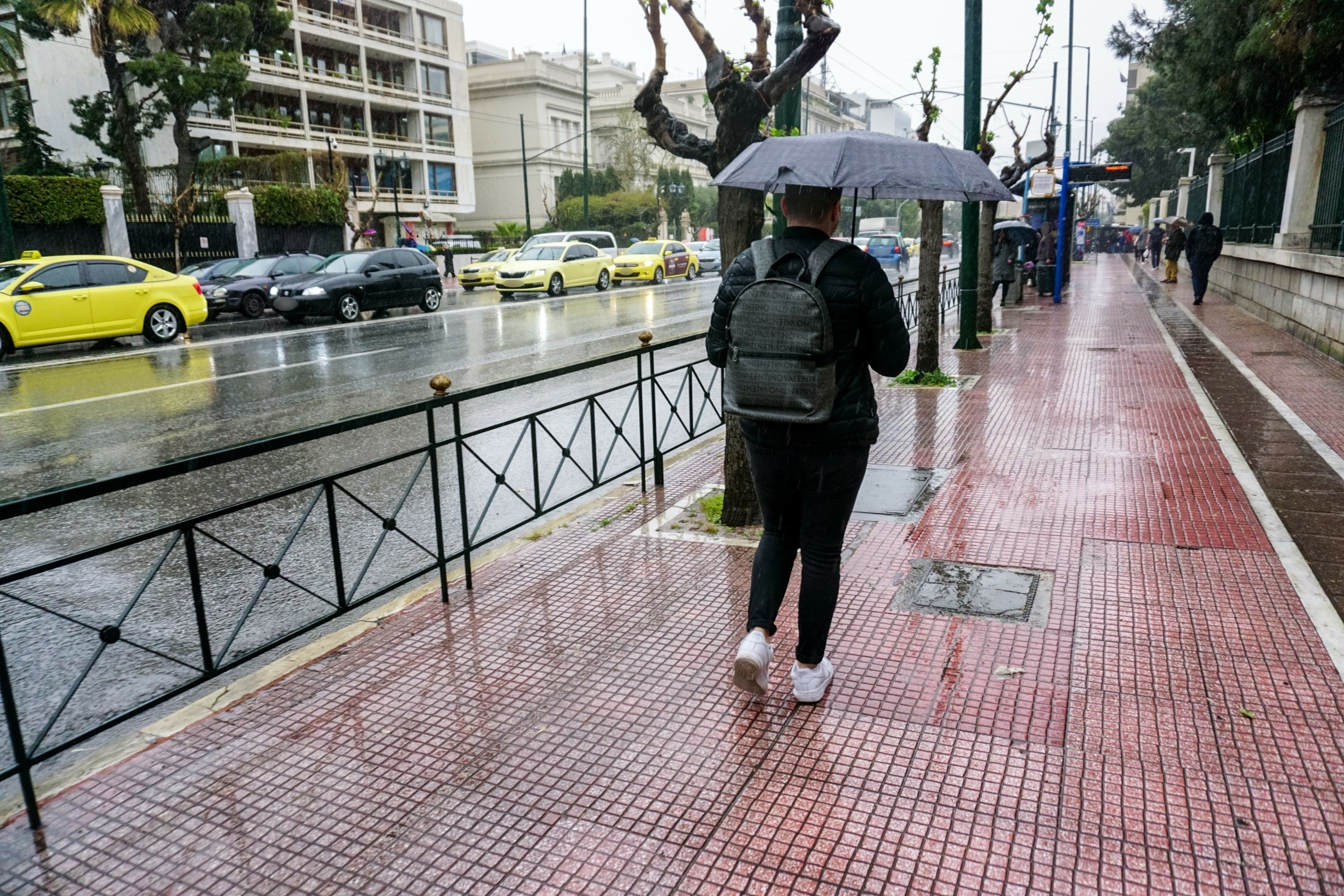 Φθινοπωρινό σκηνικό και την Πέμπτη – Βροχές, ισχυροί άνεμοι και πτώση θερμοκρασίας