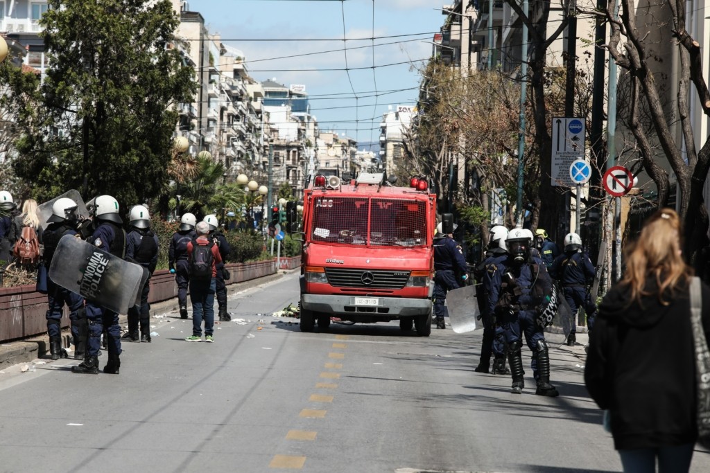 Επεισόδια στην ΑΣΟΕΕ – Η στιγμή που άγνωστοι σπάνε περιπολικό της αστυνομίας (vid)