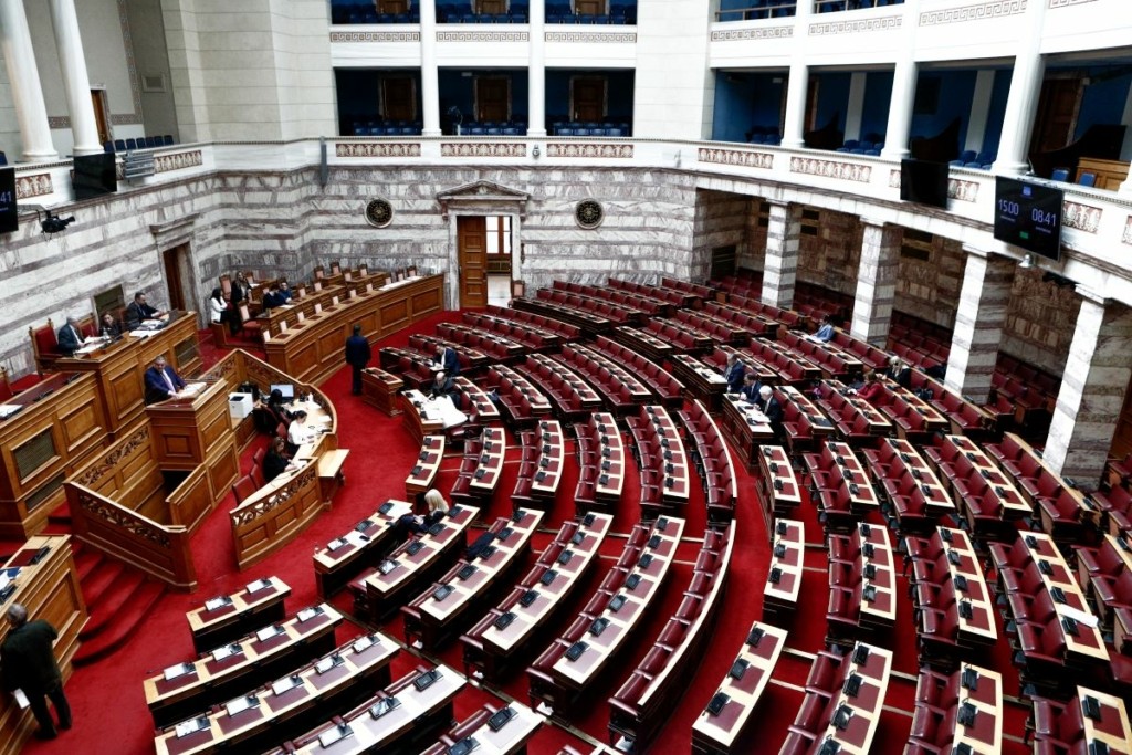 Σφοδρή αντιπαράθεση ΝΔ και ΣΥΡΙΖΑ – LIVE η συνεδρίαση της Βουλής για το “μπλόκο” στο κόμμα Κασιδιάρη