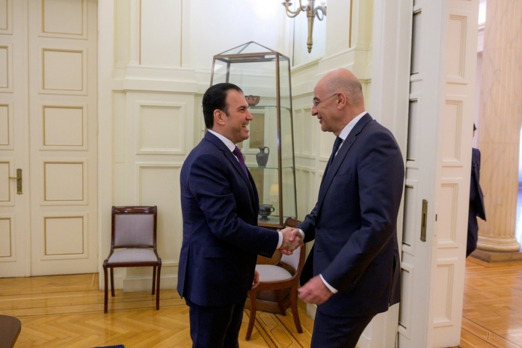 Συνάντηση Δένδια με τον πρεσβευτή του Κατάρ για την ενίσχυση των σχέσεων των δυο χωρών