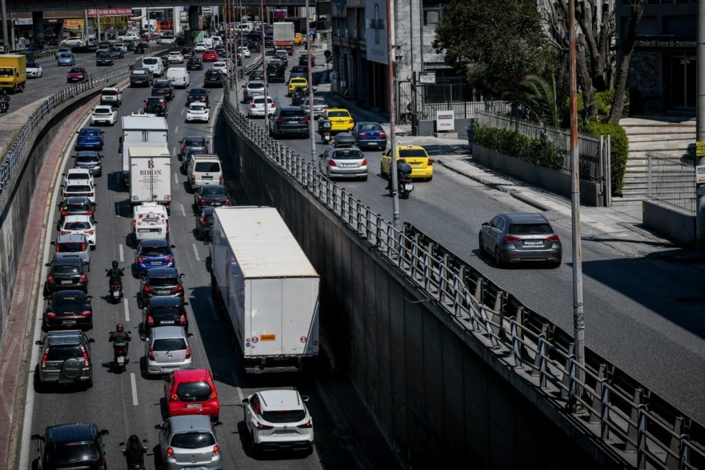 Ξεκίνησε η επιστροφή των εκδρομέων – Αυξημένη η κίνηση στην Εθνική Οδό Αθηνών-Κορίνθου