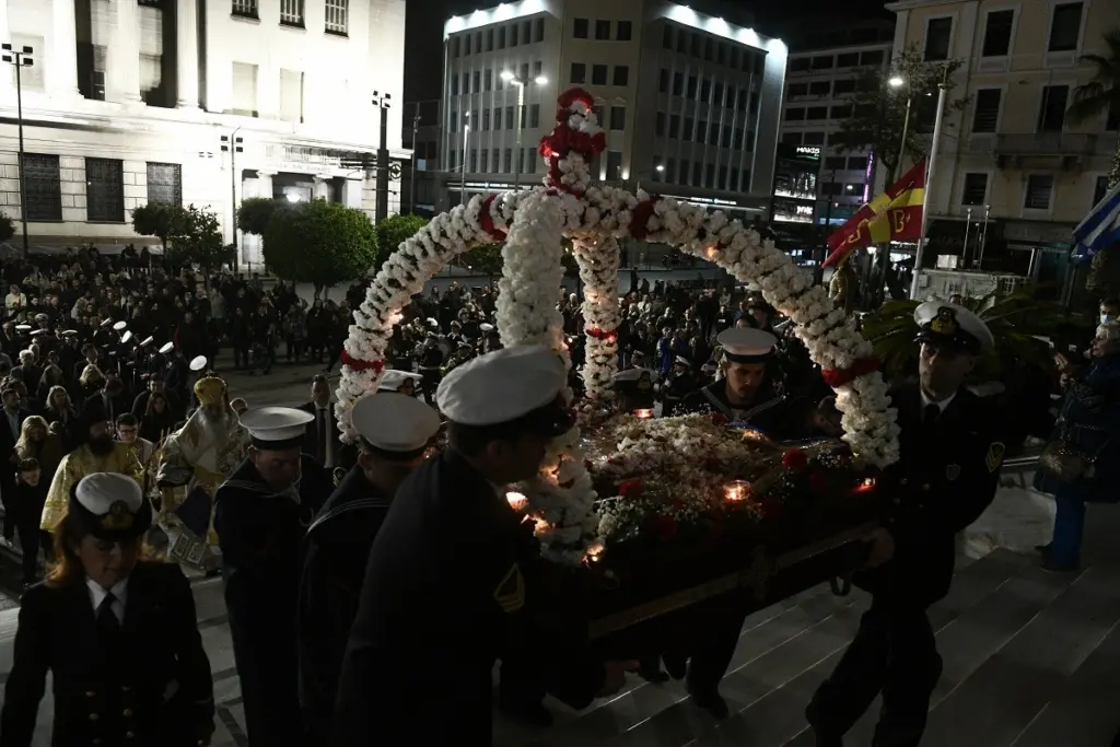 Με κατάνυξη και ευλάβεια η περιφορά του Επιταφίου σε όλη τη χώρα (pics&vids)