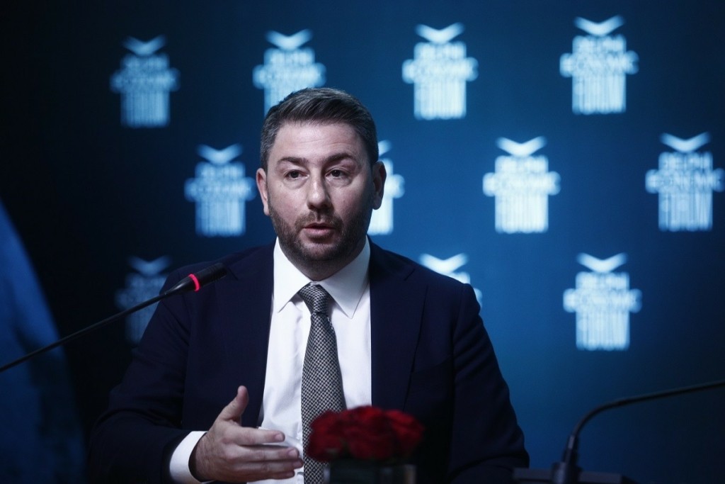 “Ο Μητσοτάκης εκπροσωπεί τον λαϊκισμό με γραβάτα και ο Τσίπρας χωρίς” – Το μήνυμα Ανδρουλάκη από τους Δελφούς