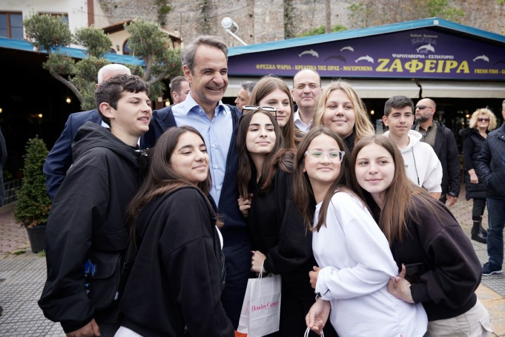 Το κορίτσι με τα μπλε νύχια που τράβηξε την προσοχή του Μητσοτάκη στην Καβάλα (vid)