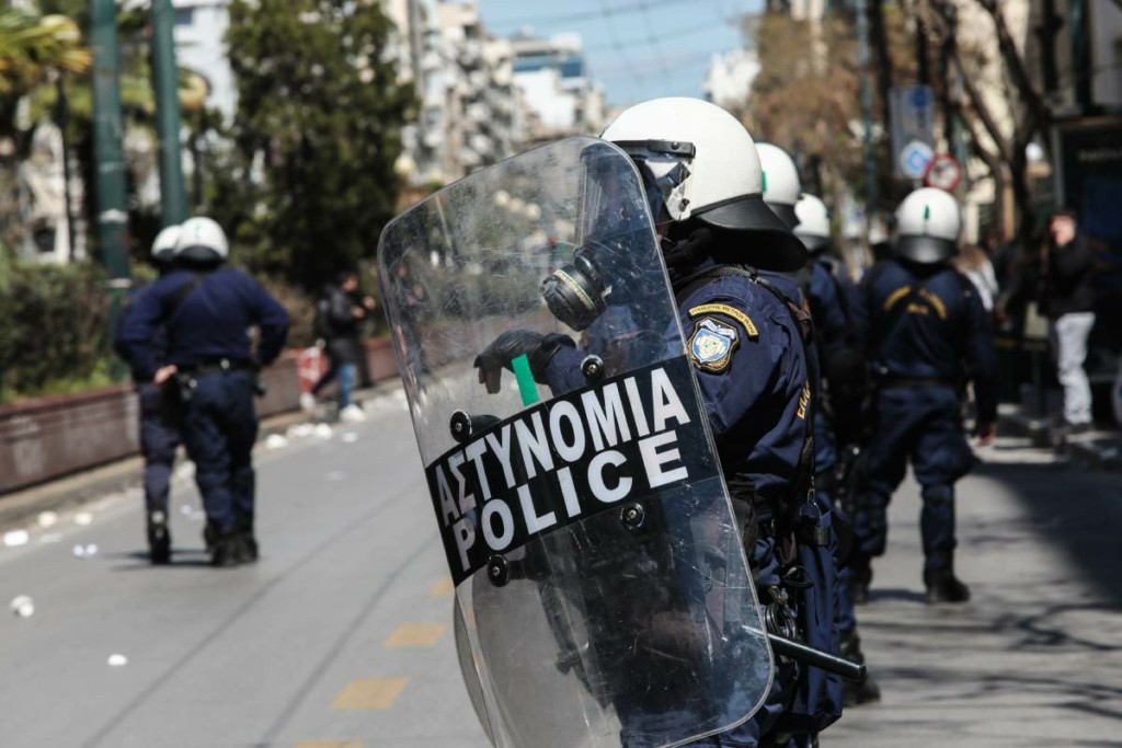 “Γιατί πυροβόλησα 4 φορές στον αέρα” – Όσα ανέφερε στην απολογία του ο αστυνομικός για τα επεισόδια έξω από την ΑΣΟΕΕ