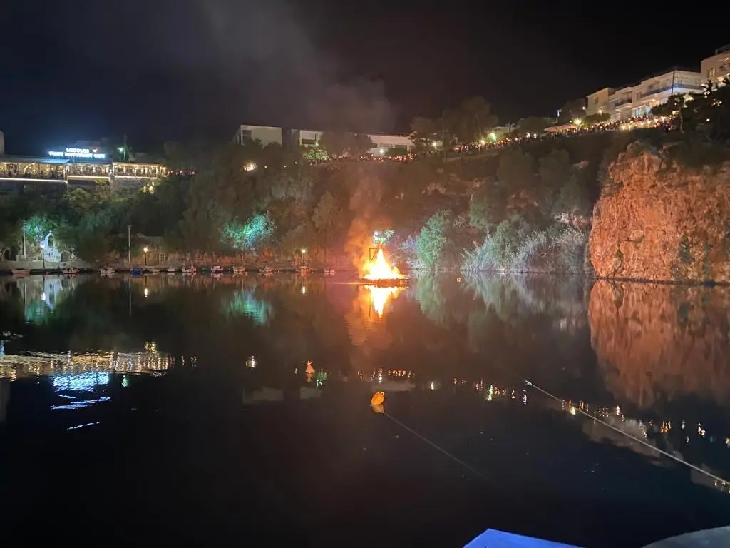 Έθιμα του Πάσχα – Το κάψιμο του Ιούδα στη λίμνη του Αγίου Νικολάου στο Ηράκλειο