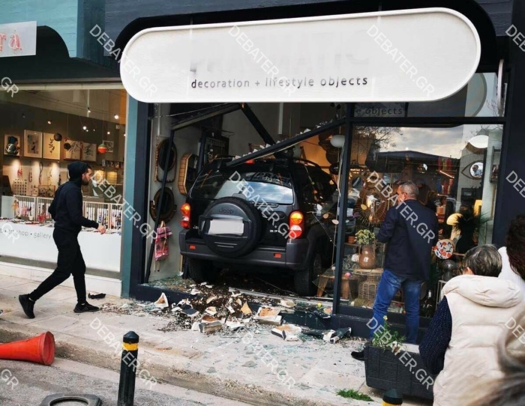 Απίστευτο ατύχημα στο Χαλάνδρι – Όχημα έπεσε πάνω σε βιτρίνα καταστήματος (pic&vid)