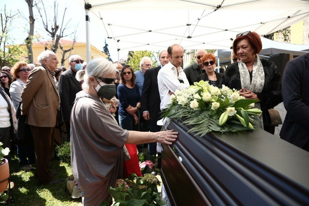 Τελέστηκε η πολιτική κηδεία της Μυρσίνης Ζορμπά – Ποιοι βρέθηκαν στο πάρκο Ελευθερίας (pics)