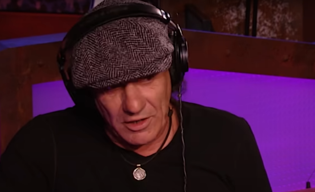 Άγαλμα του Μπράιαν Τζόνσον των AC/DC στην πόλη Ναμούρ του Βελγίου – Απίστευτη ομοιότητα