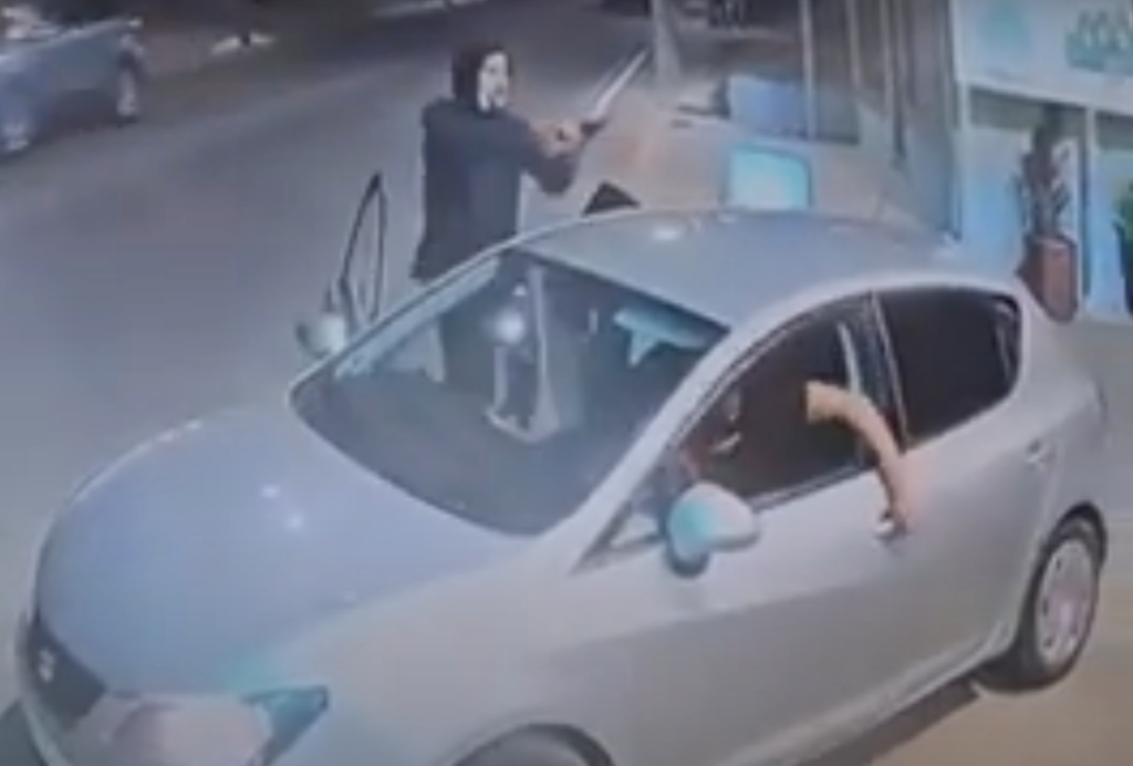 Ανήκε σε αστυνομικό και ήταν κλεμμένο το όπλο του 24χρονου που πυροβόλησε οικογενειακό αυτοκίνητο στα Άνω Λιόσια