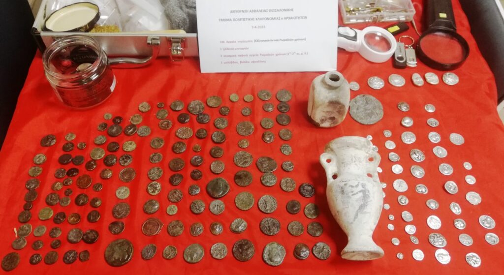Συνελήφθη αρχαιοκάπηλος στη Χαλκιδική – Επιχείρησε να στείλει αρχαία νομίσματα στη Γερμανία κρυμμένα σε ελαιόλαδο