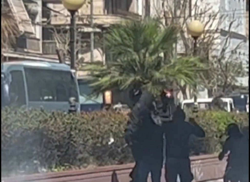 Σοκαριστικό βίντεο από τα επεισόδια έξω από την ΑΣΟΕΕ – Οι πυροβολισμοί από τον αστυνομικό (vid)
