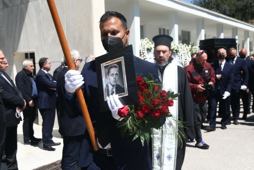 Θλίψη στην κηδεία του Γιώργου Μπόμπολα – Πλήθος κόσμου στο Α’ Νεκροταφείο Αθηνών (pics)