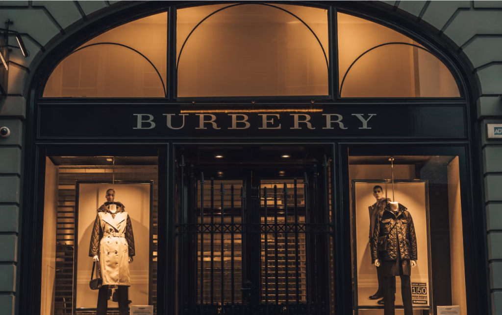 Η ιστορία “πίσω” από τον οίκο Burberry σε ένα βιβλίο – Η εμβληματική καπαρντίνα και τα σημαντικά γεγονότα
