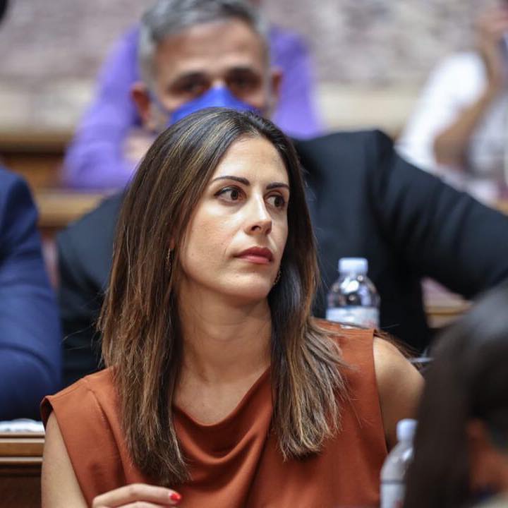 Όταν η Ελένη Χρονοπούλου υπερασπίστηκε την Έφη Αχτσιόγλου για την σεξιστική επίθεση που είχε δεχτεί