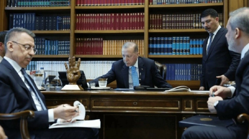 Η επανεμφάνιση Ερντογάν μετά τον συναγερμό για την υγεία του – Οι πρώτες εικόνες του