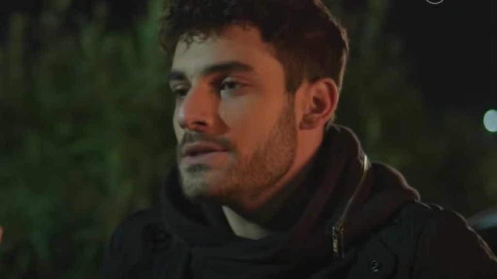 Η γη της ελιάς – Ο Δημοσθένης, υπό την απειλή όπλου, απαιτεί από τον Λεωνίδα να του πει πού βρίσκεται η κόρη του