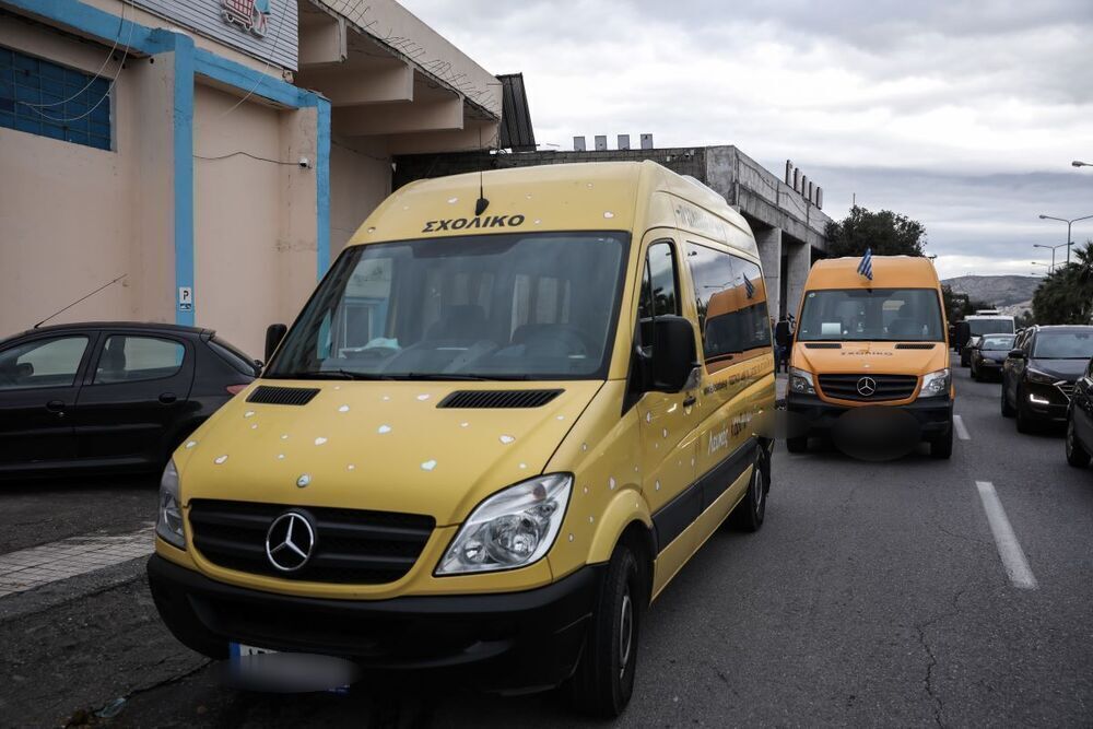 Σε “σοκ” ο Σύλλογος Γονέων και Κηδεμόνων για τη σύλληψη του οδηγού σχολικού στα Καλύβια – “Δεν ξέραμε ότι ήταν χωρίς άδεια” δήλωσαν στο DEBATER
