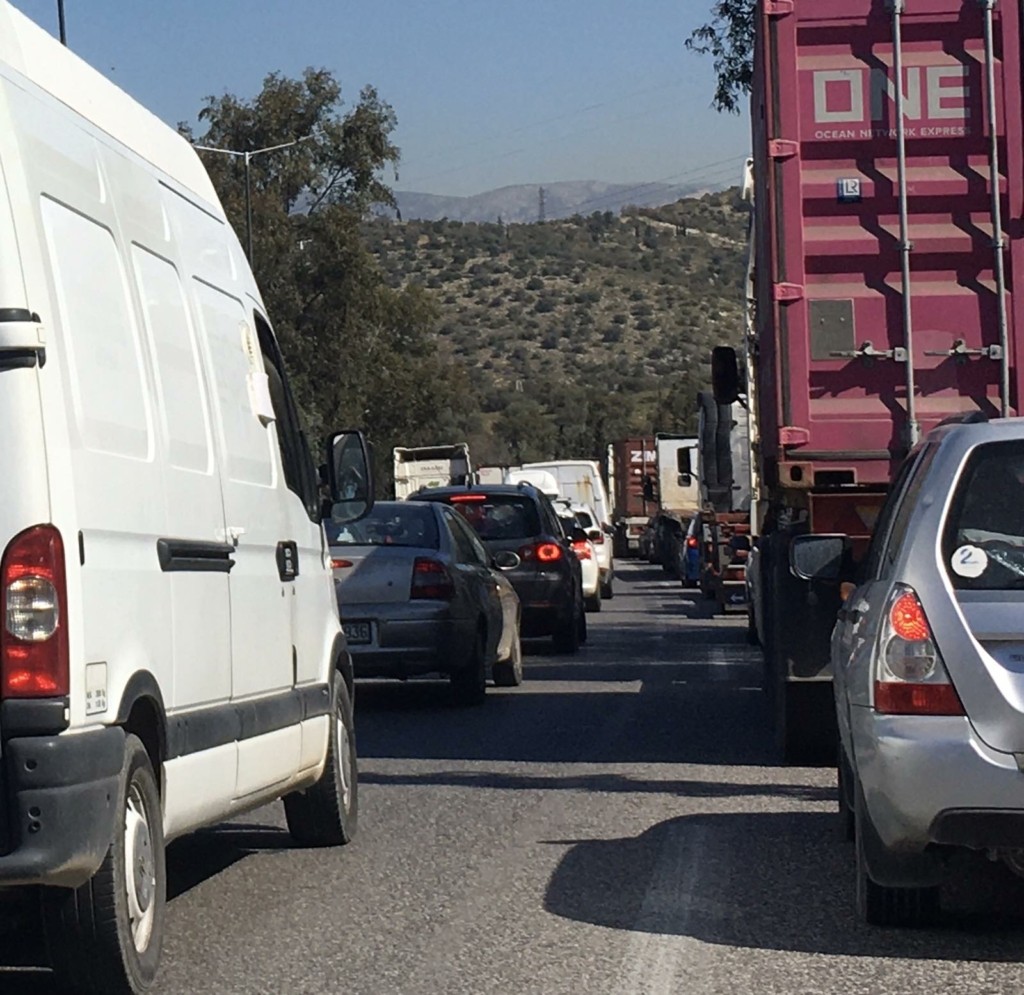 Αυξημένη κίνηση στη λεωφόρο Σχιστού – Φεύγουν για τις διακοπές Πάσχα