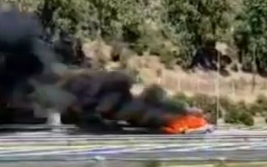 Τρόμος στην Αθηνών-Κορίνθου – Αυτοκίνητο τυλίχθηκε στις φλόγες (vid)