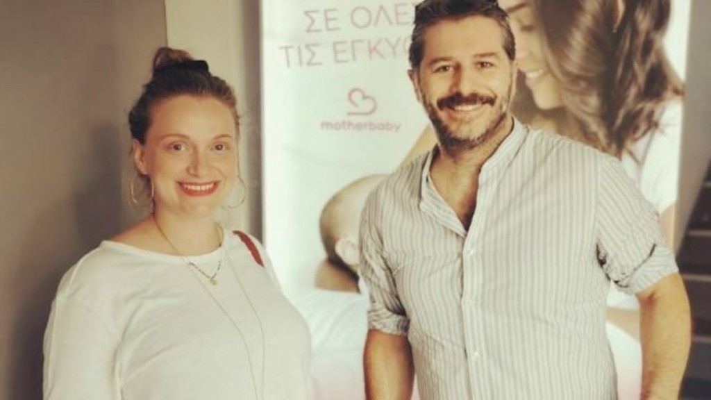 Ο Αλέξανδρος Μπουρδούμης πήγε να πιάσει το χέρι της Λένας Δροσάκη και εκείνη το τράβηξε (vids)