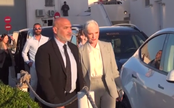 Στη Σαντορίνη η μητέρα του Έλον Μασκ με Tesla και σωματοφύλακες – Μίλησε για το διαζύγιό της