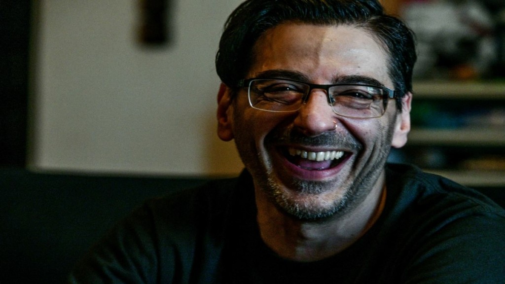Από τα “Ημισκούμπρια” στον ΣΥΡΙΖΑ – Ποιος είναι ο ράπερ Μιθριδάτης που κατεβαίνει βουλευτής (pics&vid)
