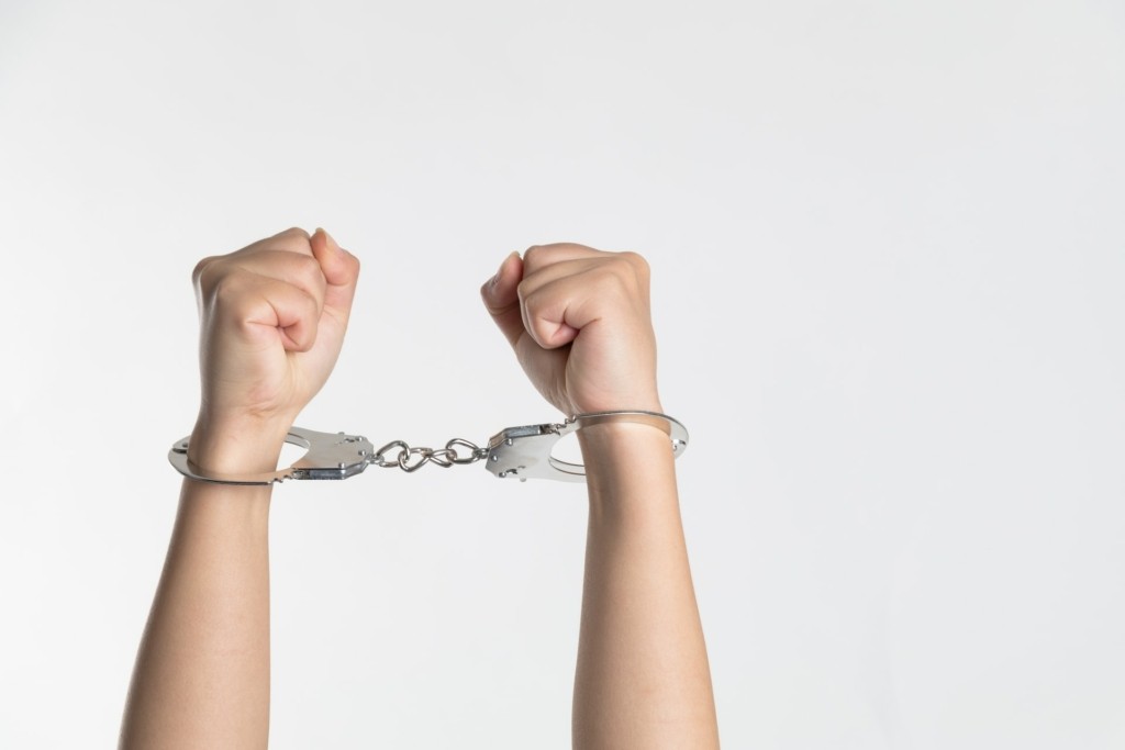 Συνελήφθησαν τέσσερις 15χρονοι που ξυλοκόπησαν συνομήλικο τους σε ιδιωτικό σχολείο στην Αττική