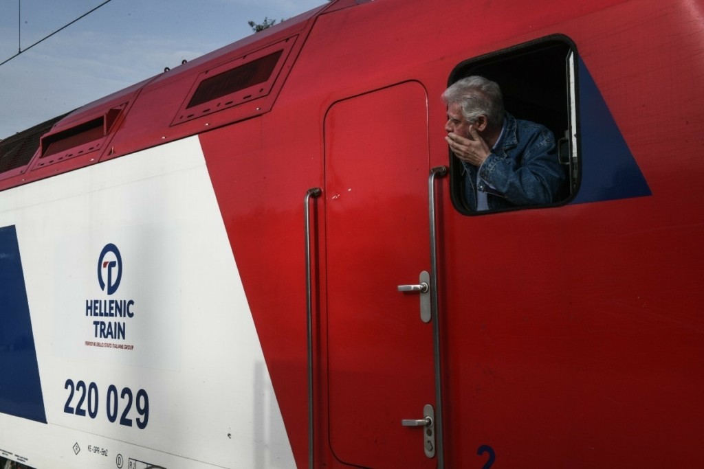 Με δάκρυα στα μάτια ο πρόεδρος του ΟΣΕ στο πρώτο δρομολόγιο Αθήνα – Θεσσαλονίκη μετά την τραγωδία στα Τέμπη (pics)