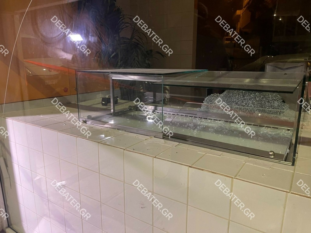 Έκρηξη σε ζαχαροπλαστείο στο Παγκράτι – Έσπασαν το τζάμι και πέταξαν χειροβομβίδα (pics)
